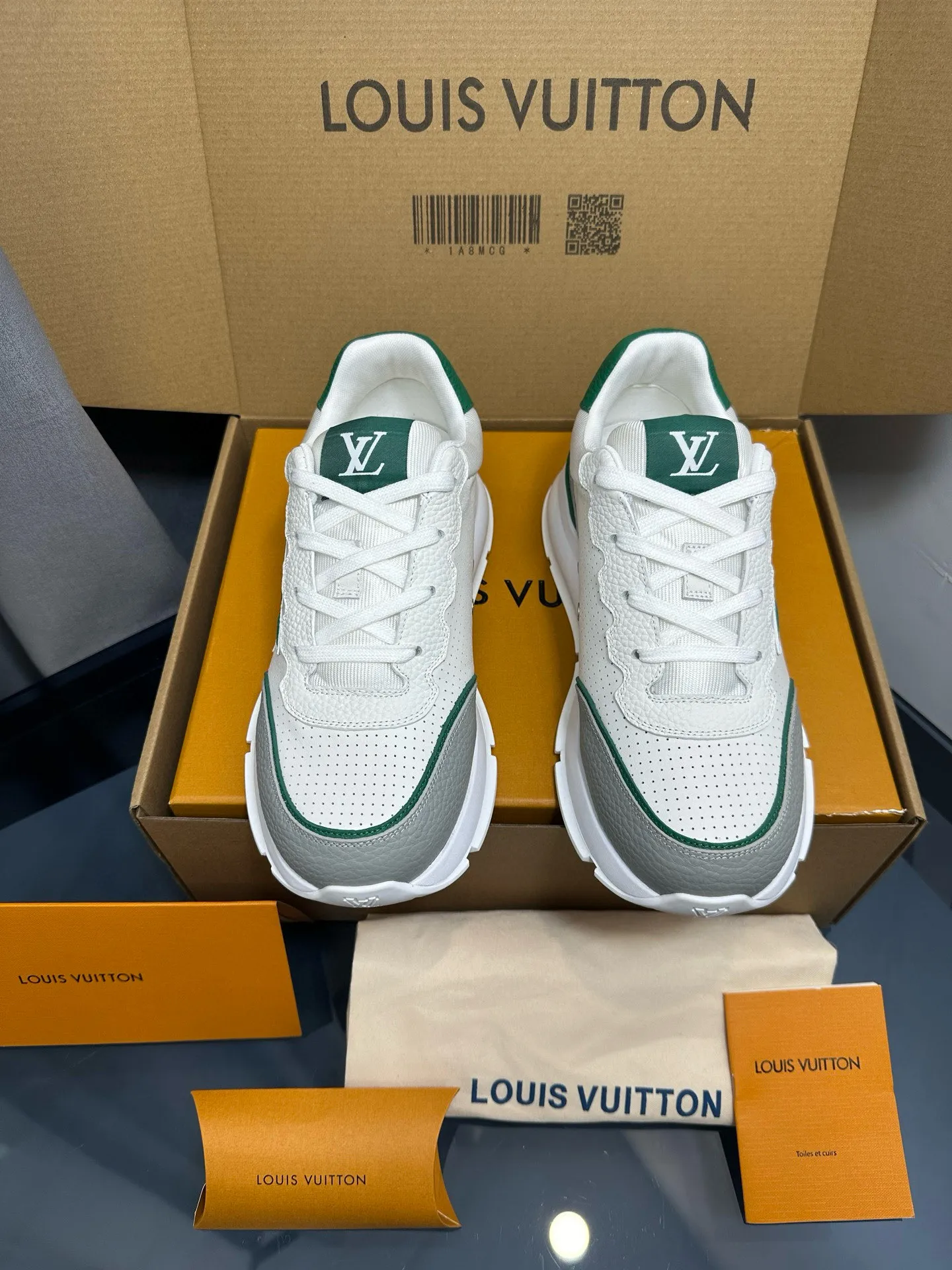 Factory price: 700💰🌈LV | Louis Vuitton 2025𝐬𝐬 🧡💚2025 spring and summer new style top version‼ ️The original version is the same. The counter focuses on the latest casual shoes and new hard goods🆕 ❥Purchasing agent level! Full of high-end feel! A popular model among bloggers at home and abroad, it’s retro and fashionable, and looks stunning on your feet! Wear a lot of happiness! The official website's main recommendation★ ━━━━━ ЅᏇєєt ━━━━━ ▪️Upper: Original custom-made imported calfskin fabric ▪️Inner: breathable gauze imported from Italy ▪️Outsole: rubber foam ➕t men's men's shoes 💰u high-end outsole ▪️Color: nine colors available ▪️Shoe size: 35-44, (45, 46 customized)